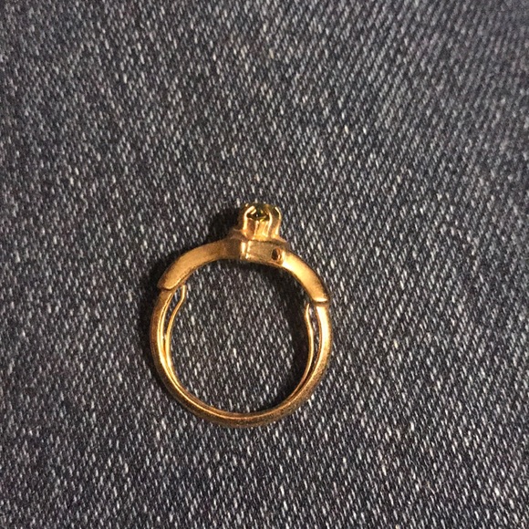 NWOT. GOLD TONE RING w TEARDROP PERIDOT-LIKE STONE - Picture 2 of 3